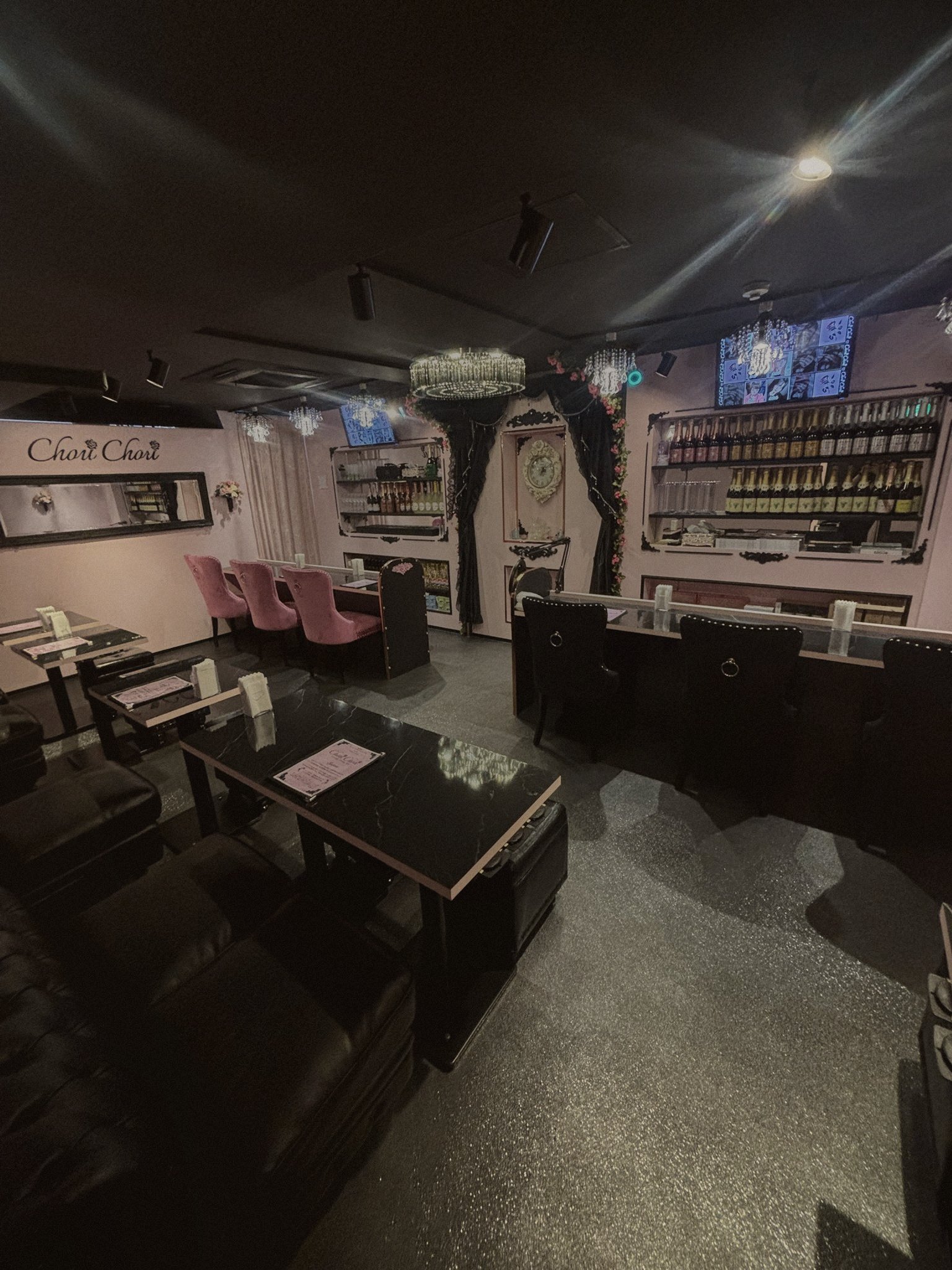 Chou Chou店内、ロゴサインとシャンデリア